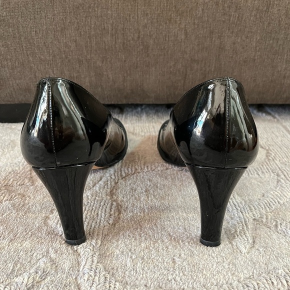 Stuart Weitzman Black Patent Leather Heels Pumps 10 Peep Toe Office Career EUC - Picture 6 of 12